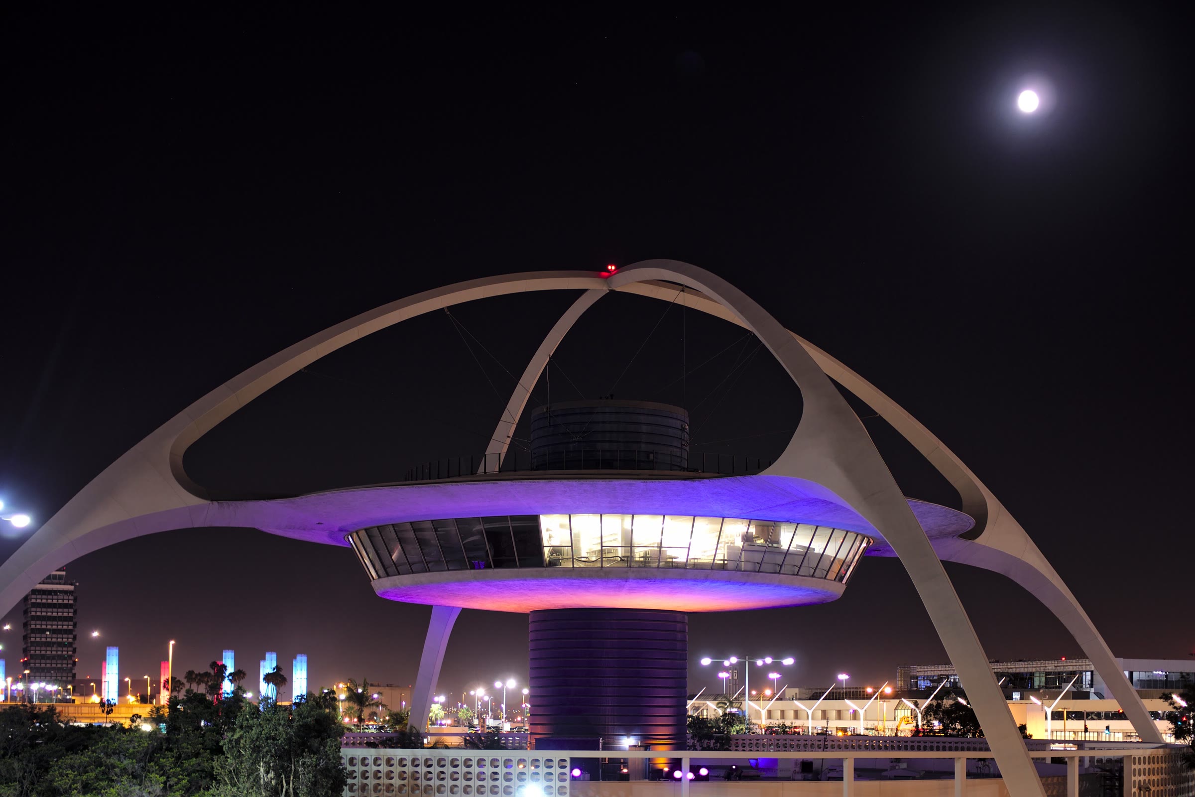 The Theme Building at Los Angeles International Airport, photographed at night in July 2016.